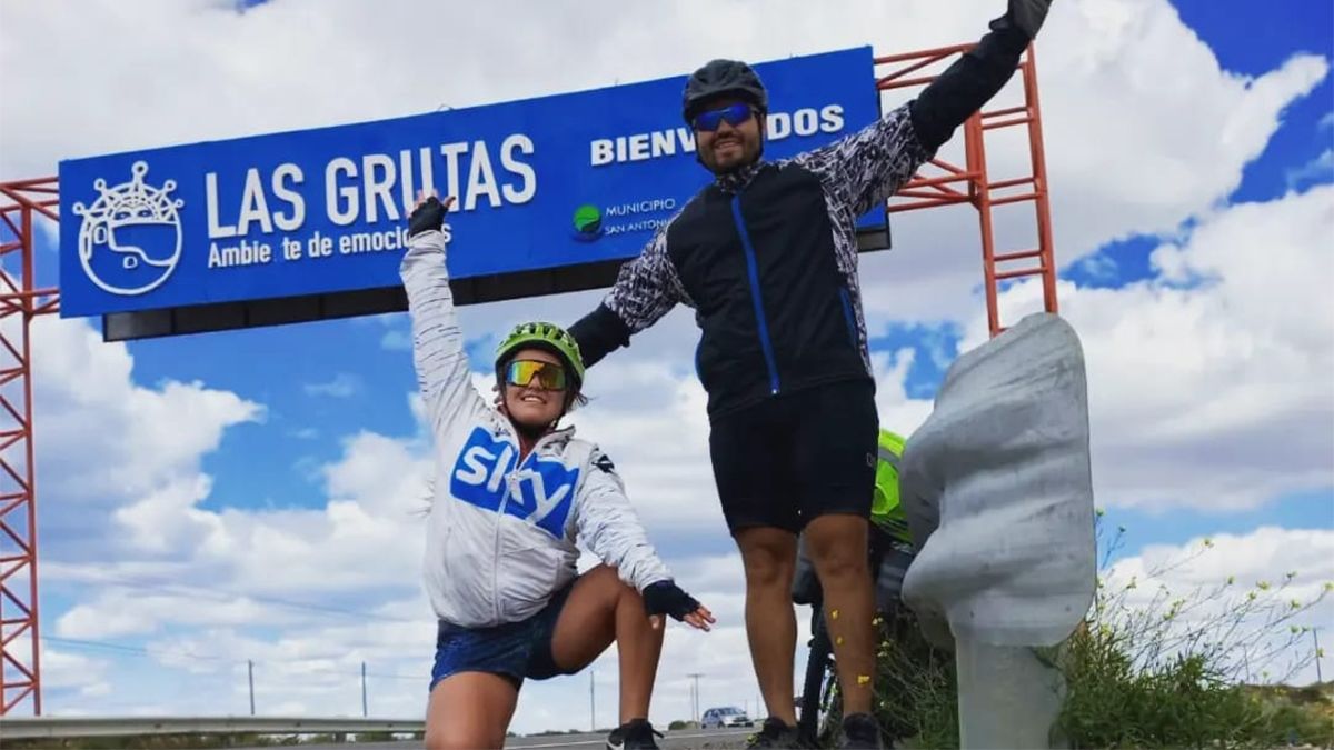 Del Alto Valle a Las Grutas en bicicleta para festejar su aniversario de casados thumbnail