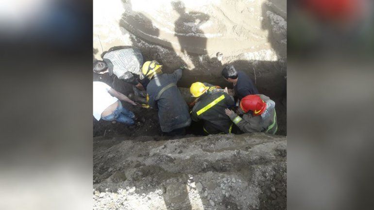 Un hombre fue absorbido por la tierra y lo rescataron los Bomberos de Senillosa