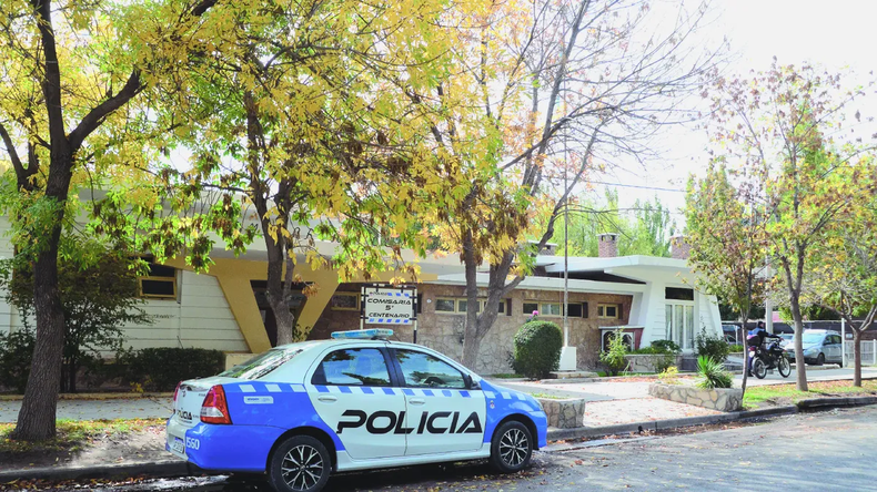 Efectivos de la Comisaría Quinta llevan adelante la investigación para esclarecer el hecho. | LM Neuquen Efectivos de la Comisaría Quinta llevan adelante la investigación para esclarecer el hecho.