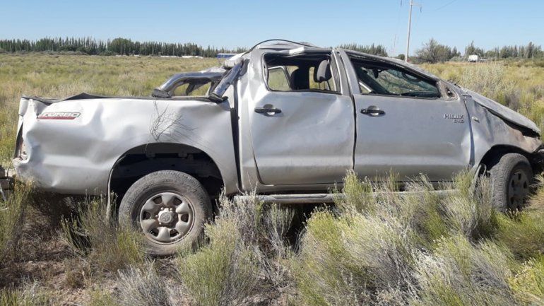 Perdió el control de su camioneta y volcó: hay una niña herida