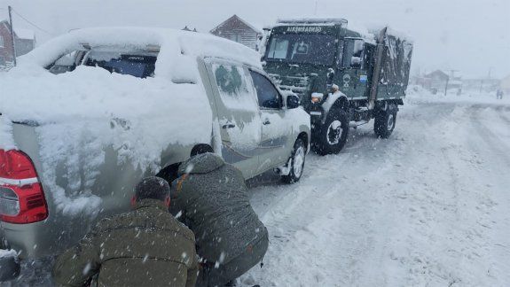 Así fue el rescate a una máquina vial en plena nevada