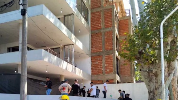 Fuentes policiales revelaron que fue encontrado cubierto con cal dentro de un edificio.