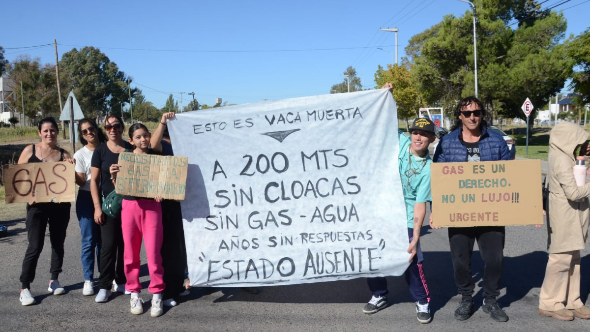 Caos de tránsito cerca del aeropuerto de Neuquén por reclamo vecinal