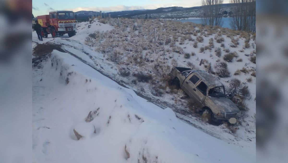 Deslizó en tramo congelado: una camioneta cayó por la banquina en Villa Pehuenia