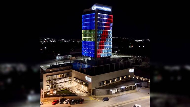 El edificio de Confluencia quedó iluminado con los colores del superclásico.