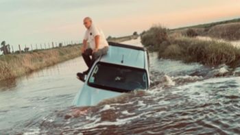 Su camioneta quedó tapada por el agua y la foto se hizo viral