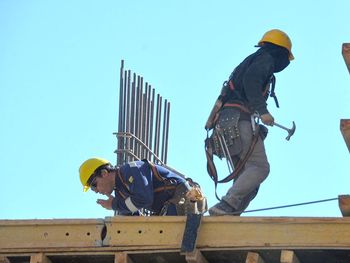 La Uocra confirmó aumentos salariales escalonados y sumas fijas hasta mayo 2026: cómo es la escala