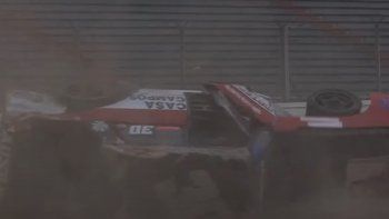 Durante la final del Procar 2000 en el autódromo de Buenos Aires hubo un fuerte vuelco. Mirá el video.