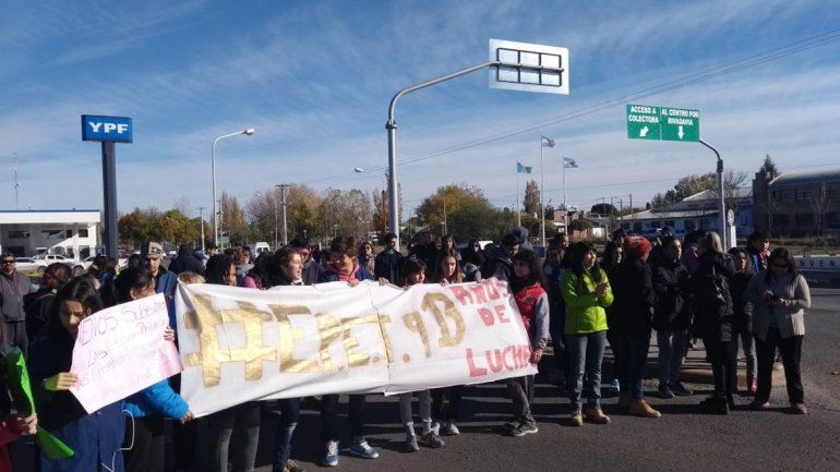 Sin luz ni gas en la EPET 9, padres y alumnos protestaron sobre la Ruta 22