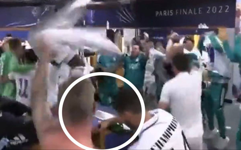 Insólito: En pleno festejo, Hazard le dio champagne al hijo de Kroos