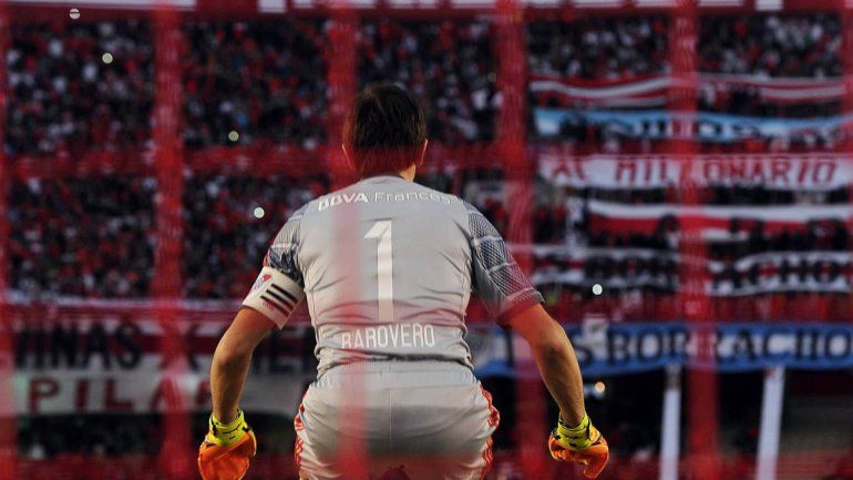 Barovero calentando antes del inicio del partido.