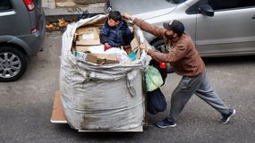 La pobreza baja por tercer mes consecutivo: cuál es el porcentaje