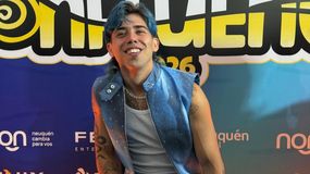 Luck Ra habló con la prensa antes de subirse al escenario mayor de la Fiesta de la Confluencia.