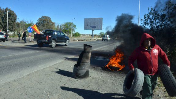 Trabajadores de la maderera MAM levantaron el corte sobre la Ruta 7