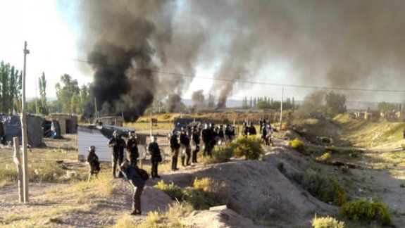 Desalojaron una toma en Roca y hubo incidentes