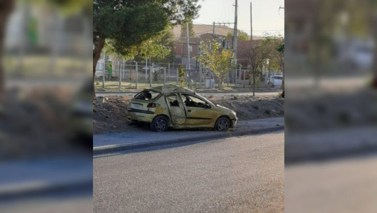 Perdió el control de su auto, chocó un árbol, volcó y salió ileso