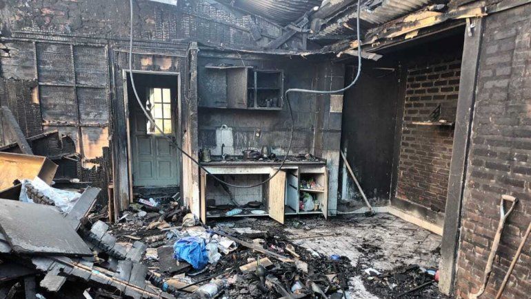 Se les quemó la casa, perdieron todo y piden colaboración