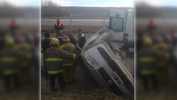 Una persona quedó atrapada en el auto tras volcar en un camino rural