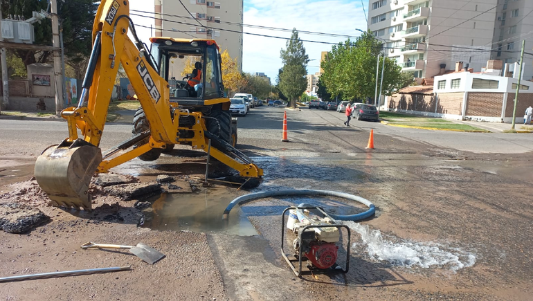 Por un caño roto, hay baja presión de agua en el centro