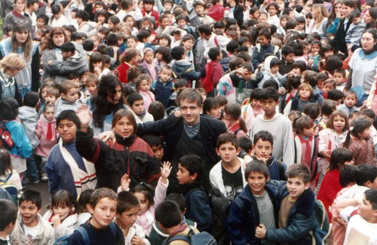 El padre Julio César Grassi, junto a niños de la fundación Felices los Niños. Foto: Google. El padre Julio César Grassi, junto a niños de la fundación Felices los Niños. Foto: Google.