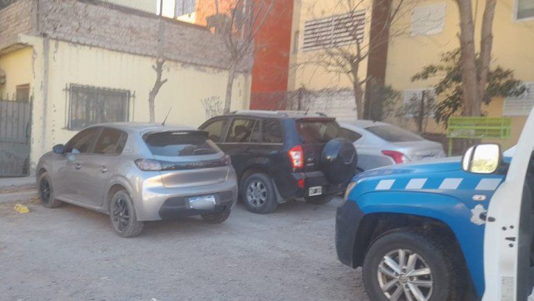 Efectivos de la comisaría 21 del barrio Melipal hallaron el auto robado en Plottier en un estacionamiento del barrio.
