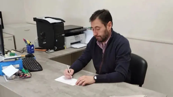 El intendente de Allen, Marcelo Román, aseguró que recurrirá a la Justicia para que anule su suspensión del cargo.