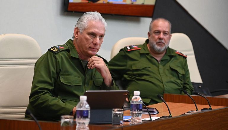 El presidente cubano, Miguel Díaz Canel, con uniforme militar salió a cuestionar las protestas.