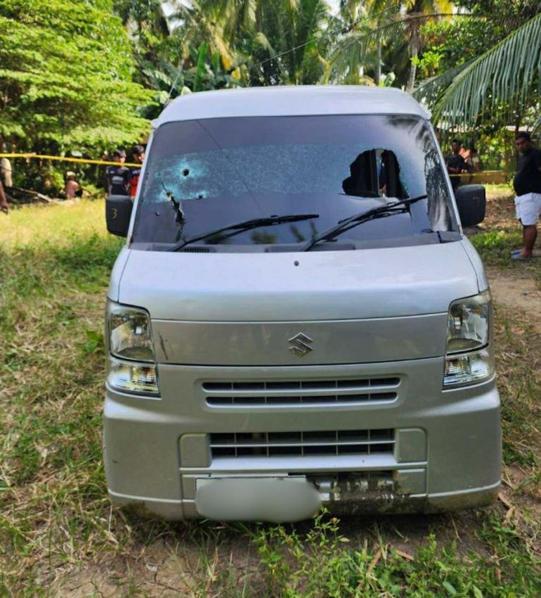 La camioneta en la que se trasladaban los agresores del alcalde en Filipinas, quienes fueron abatidos en un enfrentamiento. La camioneta en la que se trasladaban los agresores del alcalde en Filipinas, quienes fueron abatidos en un enfrentamiento.