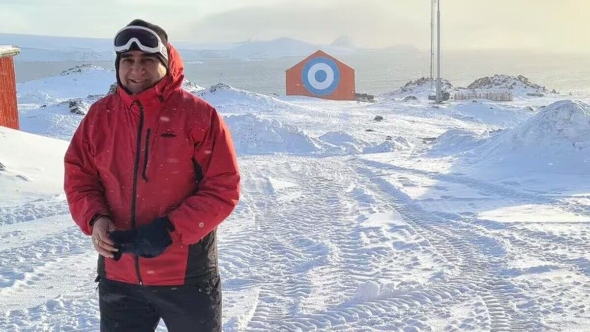 Fabián Juárez, un docente chaqueño, en la tierra que lo adoptó: la Base Esperanza en la Antártida Argentina.