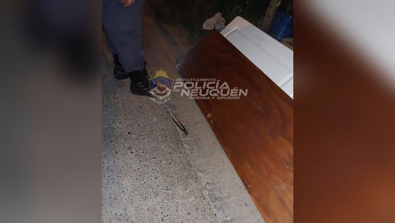 Caminaba por la calle con 2 puertas robadas y lo detuvieron