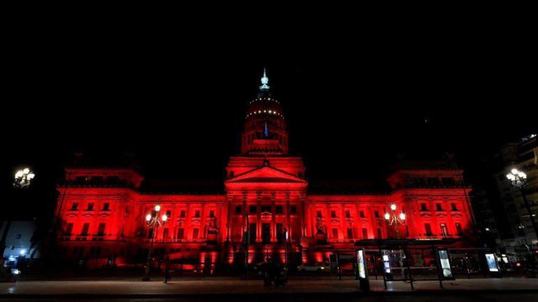 El Congreso se iluminó de rojo por la salud menstrual
