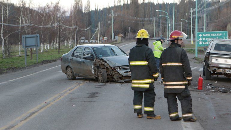 Perdió el control por un pozo y chocó contra una camioneta estacionada