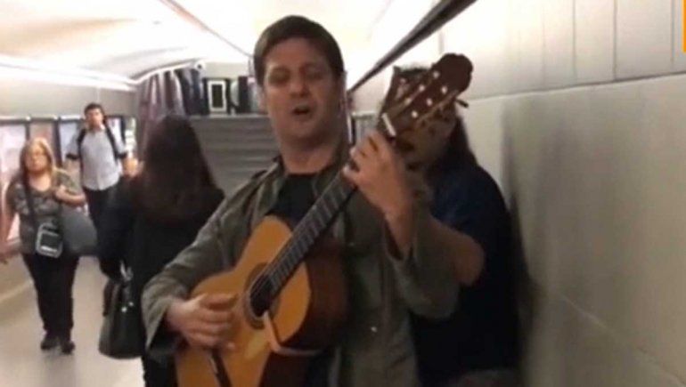 Rodrigo de la Serna tocó con su banda en una línea de subte