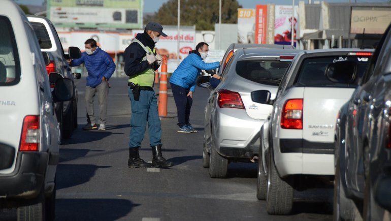 Quiénes pueden cruzar por los puentes y qué deben presentar