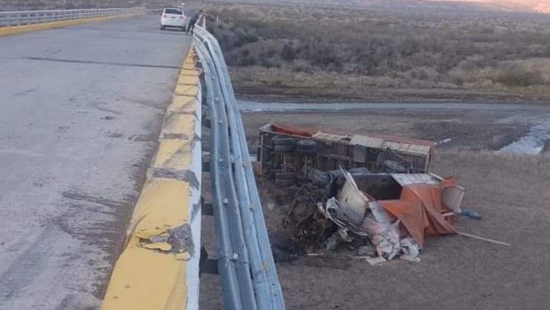 El camión cayó en el puente sobre el río Salado en Ruta 40