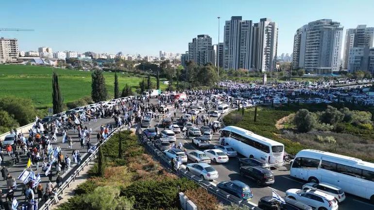 Multitudinaria despedida de la familia Bibas en Israel. Multitudinaria despedida de la familia Bibas en Israel.