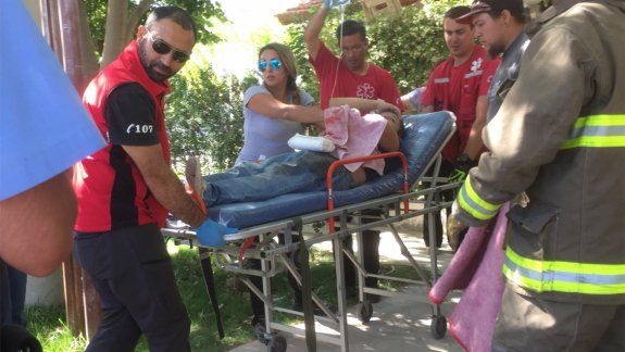 Un obrero cayó desde el techo a las rejas de una casa y resultó herido