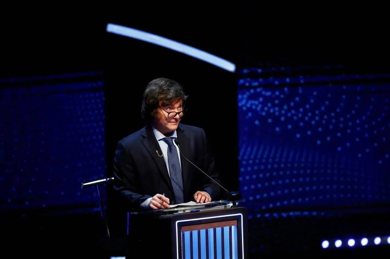 Llamó la atención que la mamá de Javier Milei integrara la comitiva que acompañó al libertario al debate presencial. Llamó la atención que la mamá de Javier Milei integrara la comitiva que acompañó al libertario al debate presencial.