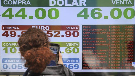 El dólar rozó los 46 pesos en una semana de suba constante