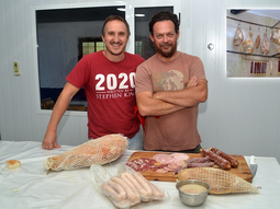 Cristian y Daniel, dos de los responsables de la fábrica de fiambres artesanales que se inaugura en Cipolletti. Cristian y Daniel, dos de los responsables de la fábrica de fiambres artesanales que se inaugura en Cipolletti.