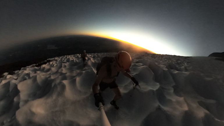 Dos deportistas neuquinos escalaron el Lanín en cuero para desafiar al frio. Fotografía: gentileza. Dos deportistas neuquinos escalaron el Lanín en cuero para desafiar al frio. Fotografía: gentileza.