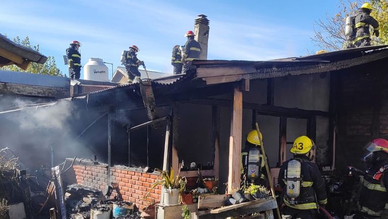 Un incendio en un quincho afectó a un vecino por inhalación de humo.