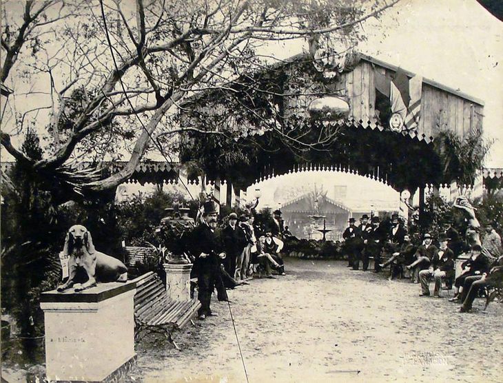 Primera exposición rural, celebrada en Buenos Aires en 1875, en la intersección de las calles Florida y Paraguay. Primera exposición rural, celebrada en Buenos Aires en 1875, en la intersección de las calles Florida y Paraguay.