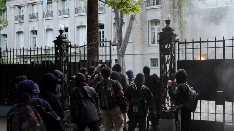 Atacaron la embajada argentina en Chile en medio de una protesta