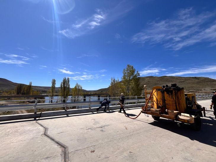 Trabajos en banquinas: Colocación de subbase granular y banquinas enripiadas, mejorando la seguridad perimetral. Foto: Vialidad Nacional.  Trabajos en banquinas: Colocación de subbase granular y banquinas enripiadas, mejorando la seguridad perimetral. Foto: Vialidad Nacional.