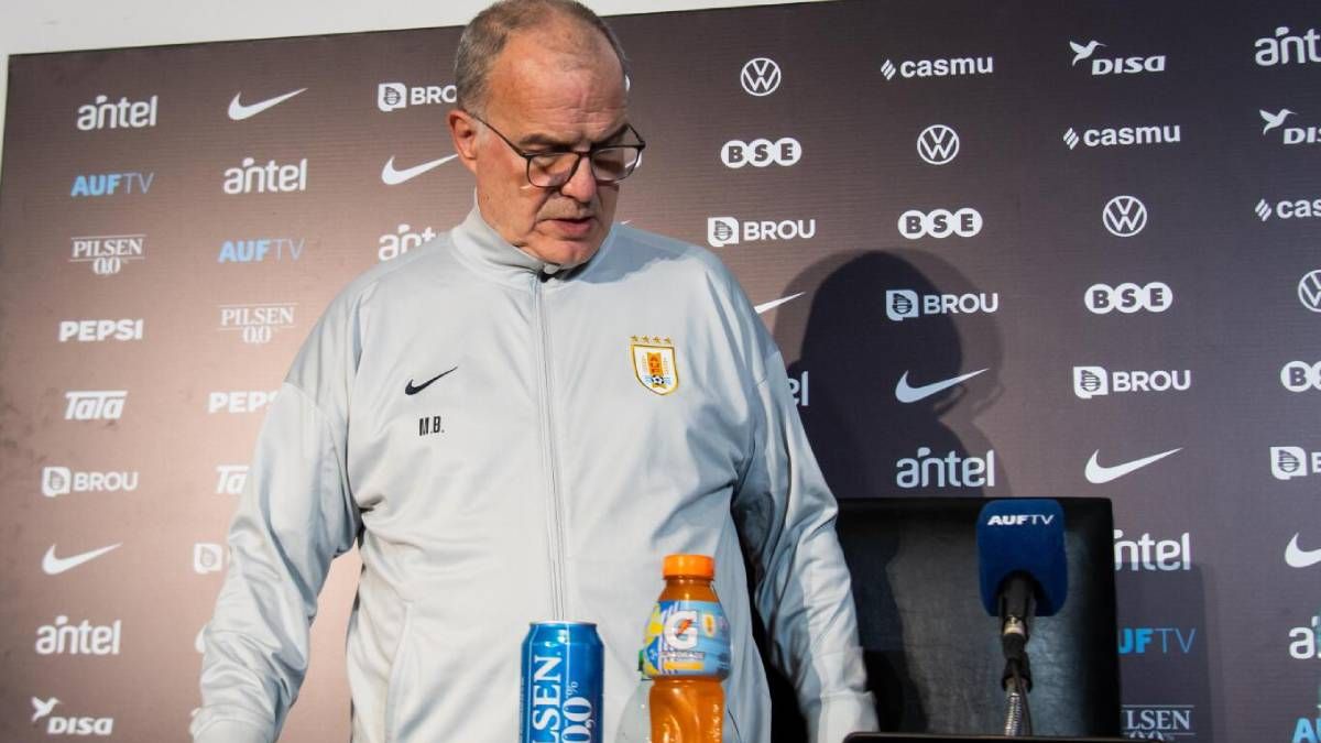 Bielsa rompió el silencio y negó problemas en el vestuario, tras la eliminación de Uruguay