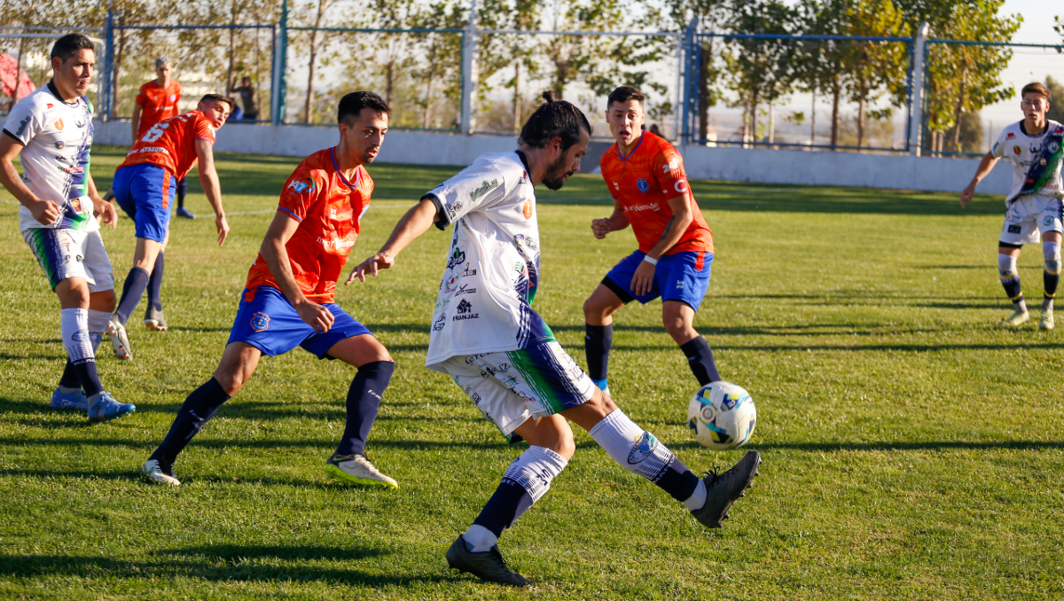 El futbol de Neuquén no se toma descanso en el feriado: el programa de partidos