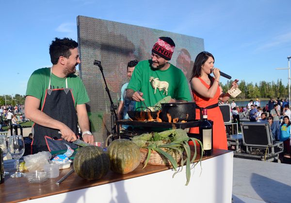 Sol y gastronomía en un Paseo de la Costa colmado