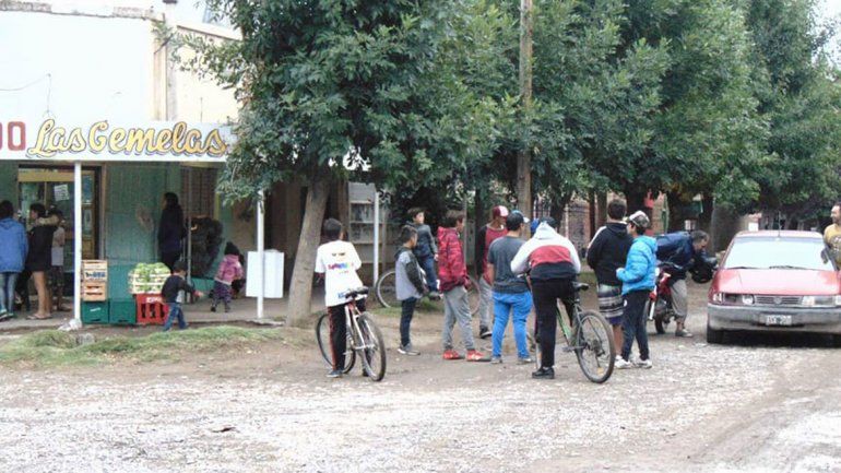 El momento del escrache que se le hizo el viernes pasado frente a la casa que alquilaba el papá del adolescente.