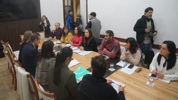 Los ministros Jorge Tobares y Soledad Martínez, con la dirigencia de ATEN durante la reunión. Los ministros Jorge Tobares y Soledad Martínez, con la dirigencia de ATEN durante la reunión.